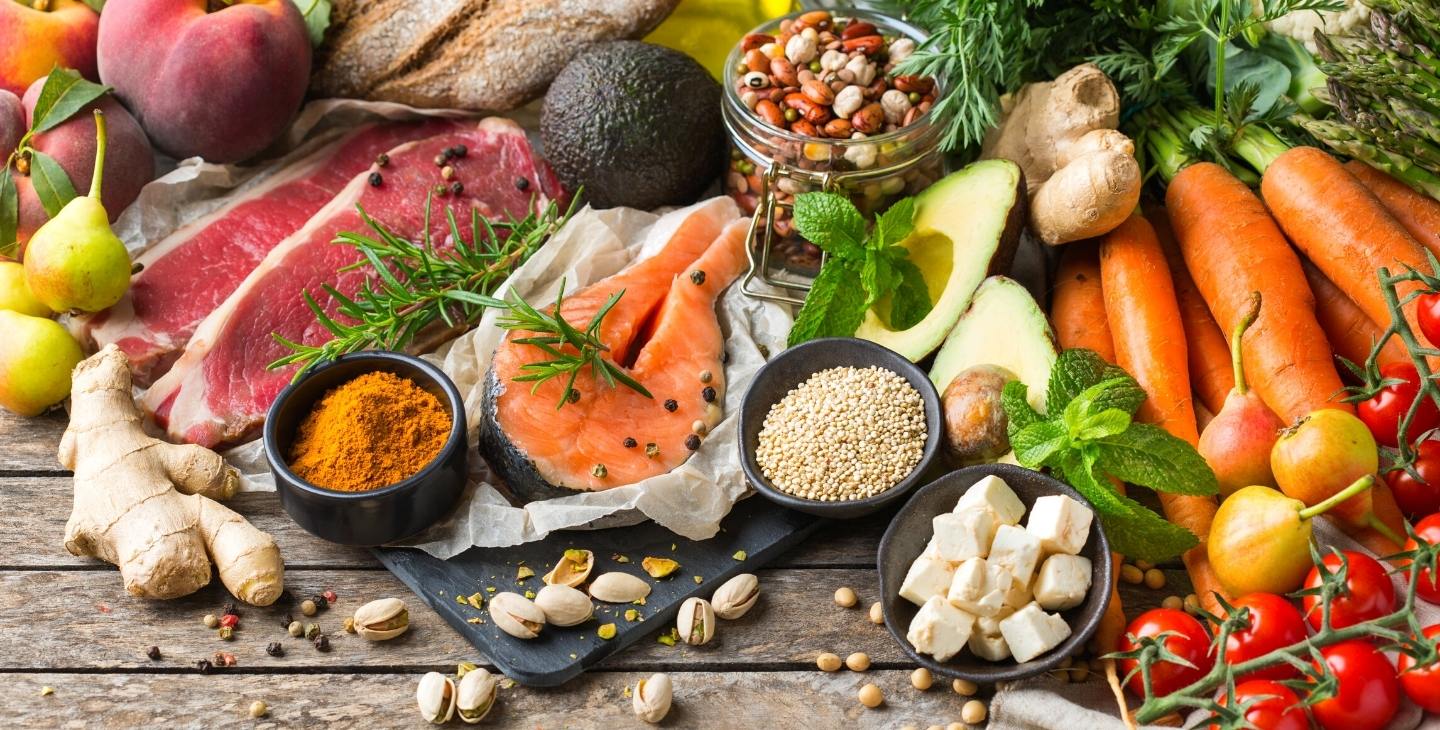 frisches Gemüse und Fisch und Fleisch