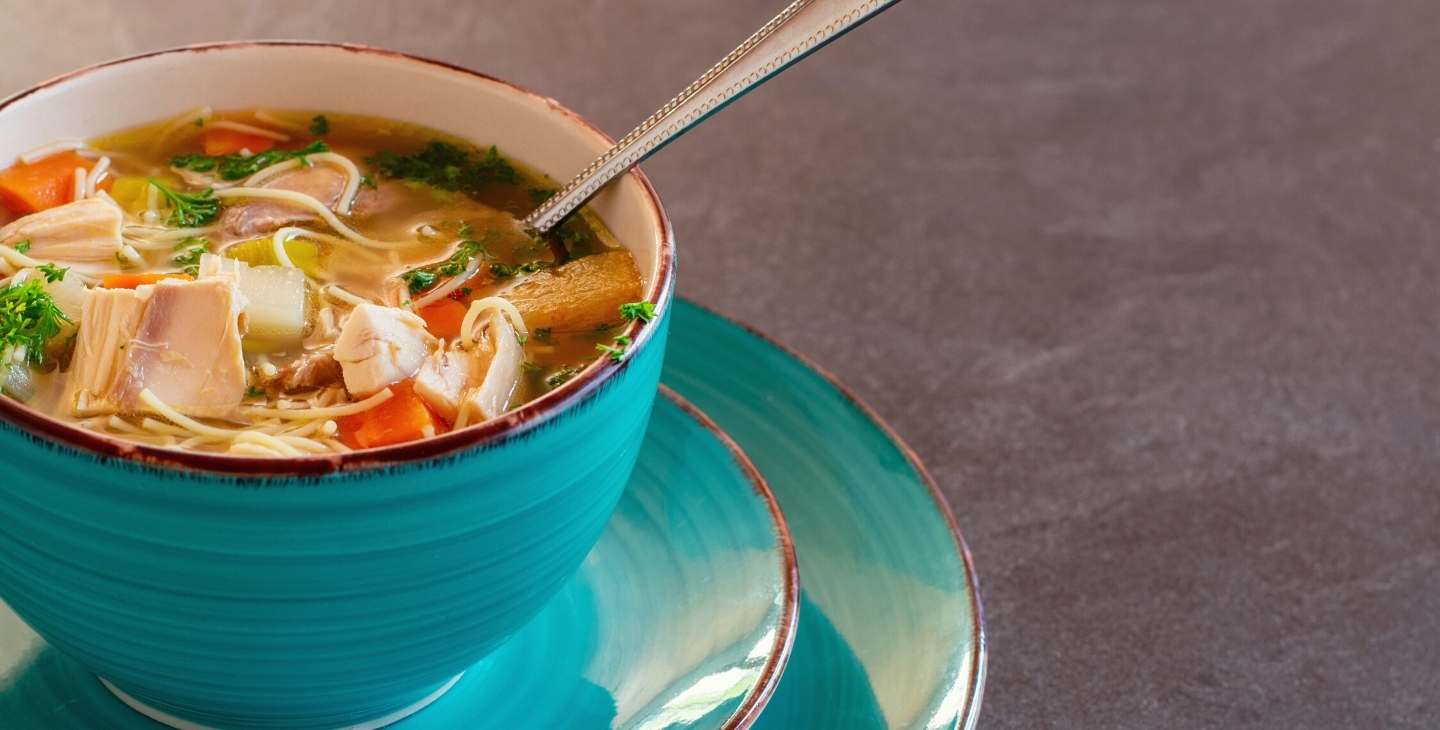 Suppe mit Hühnchen-Einlage