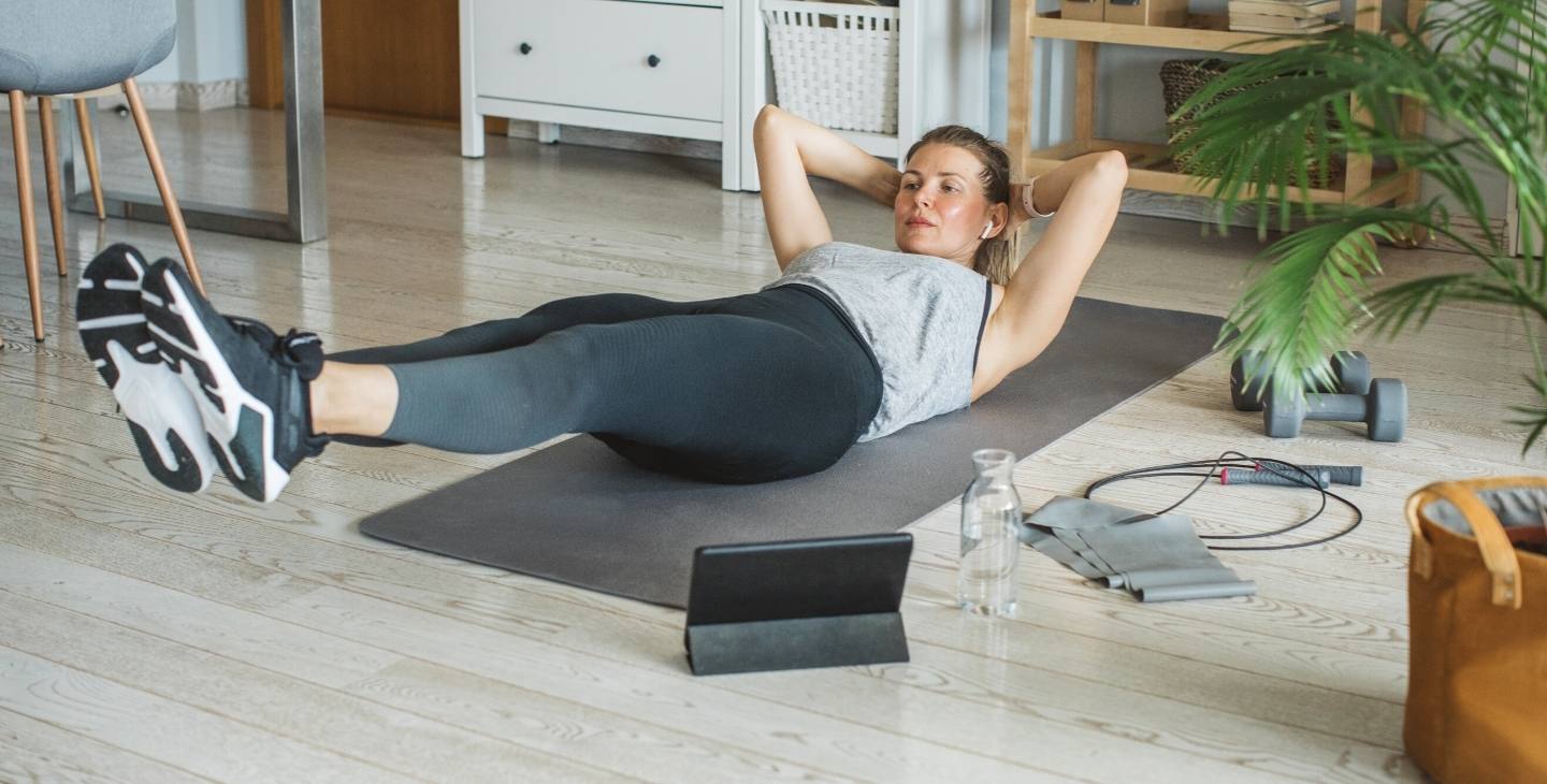 Frau macht Fitnessübung zuhause