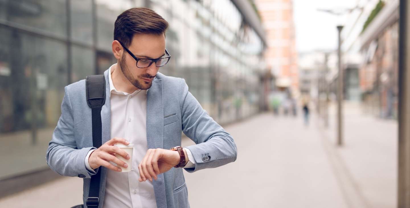 Manager schaut auf seine Armbanduhr an seinem ersten Arbeitstag