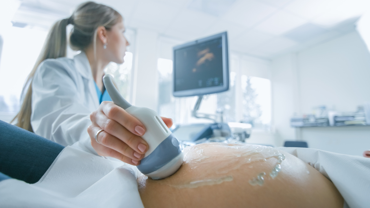 Frauenärztin untersucht Babybauch mit Ultraschall