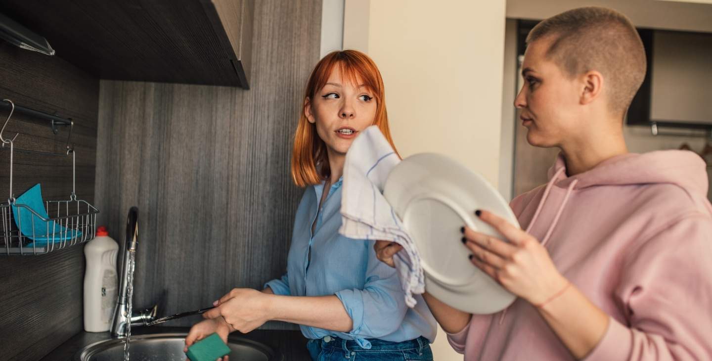 Zwei Frauen machen den Abwasch