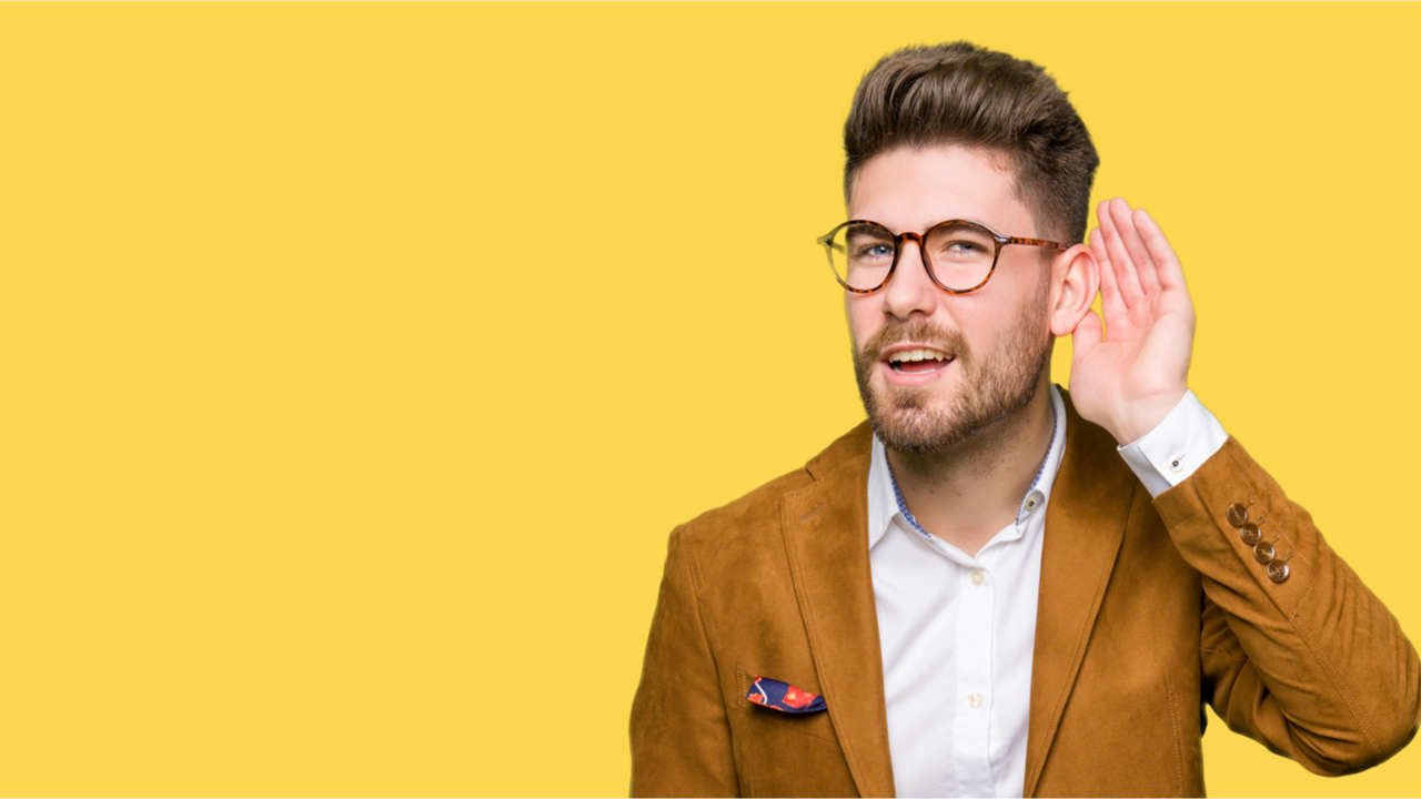 Mann mit Brille spitzt die Ohren