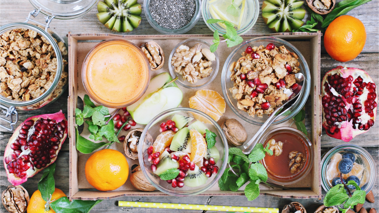 Müsli und Obst aus der Vogelperspektive