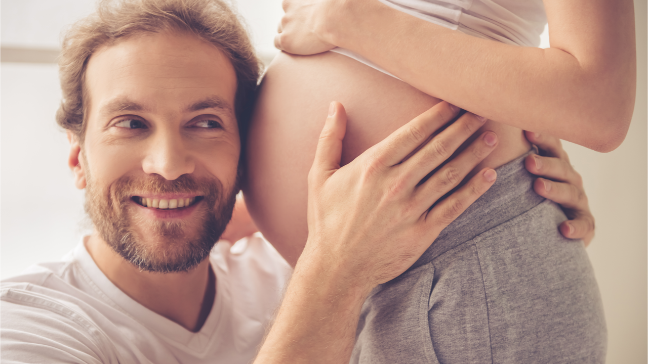 Mann hört gespannt am Babybauch