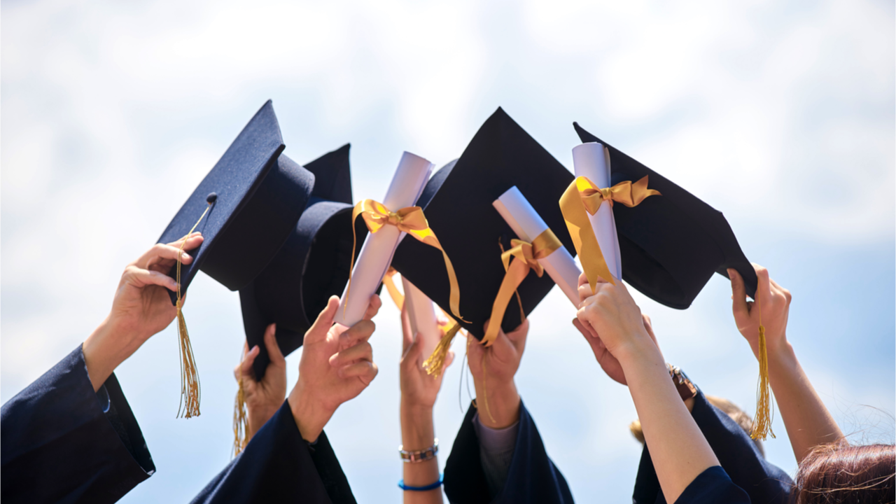 Studenten beim erfolgreichen Abschluss