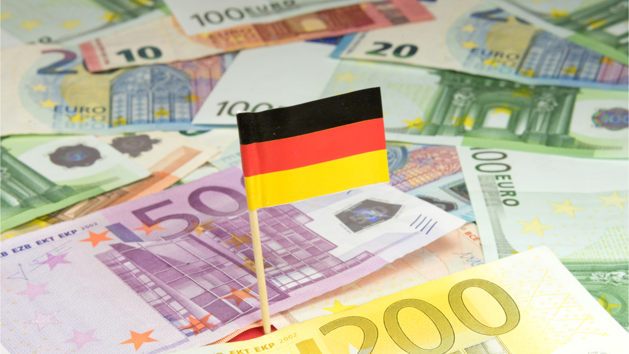 Viele Geldscheine und eine Deutschland-Fahne