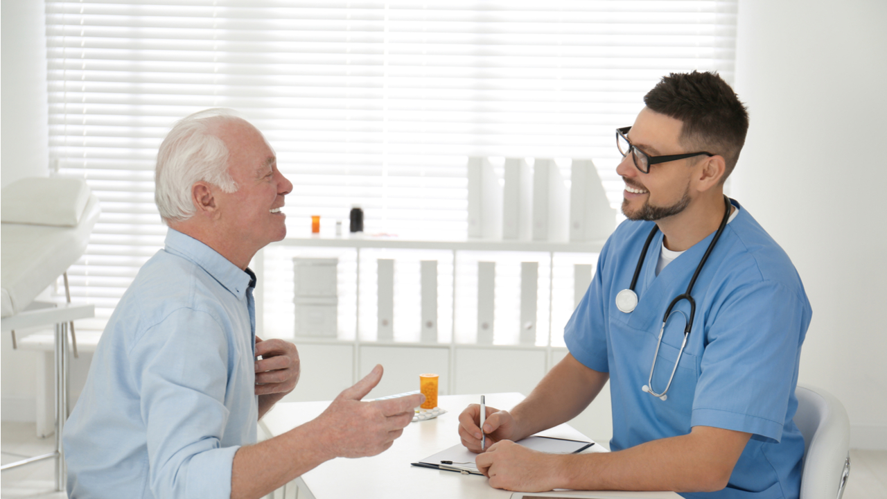 Patient beim Gespräch mit dem Arzt