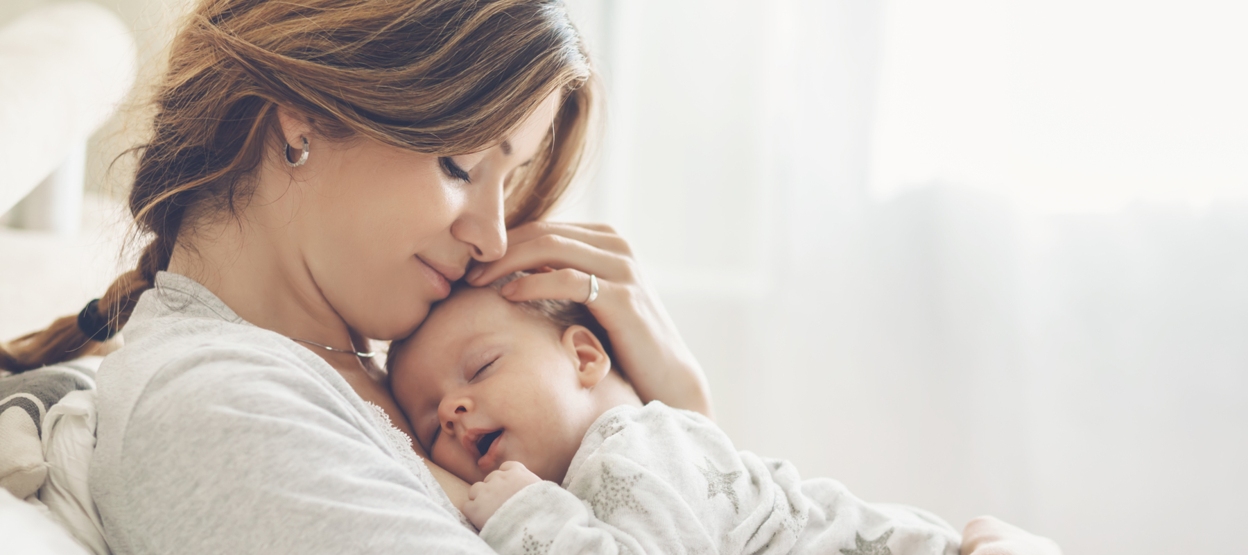 Baby kuschelt mit Mama
