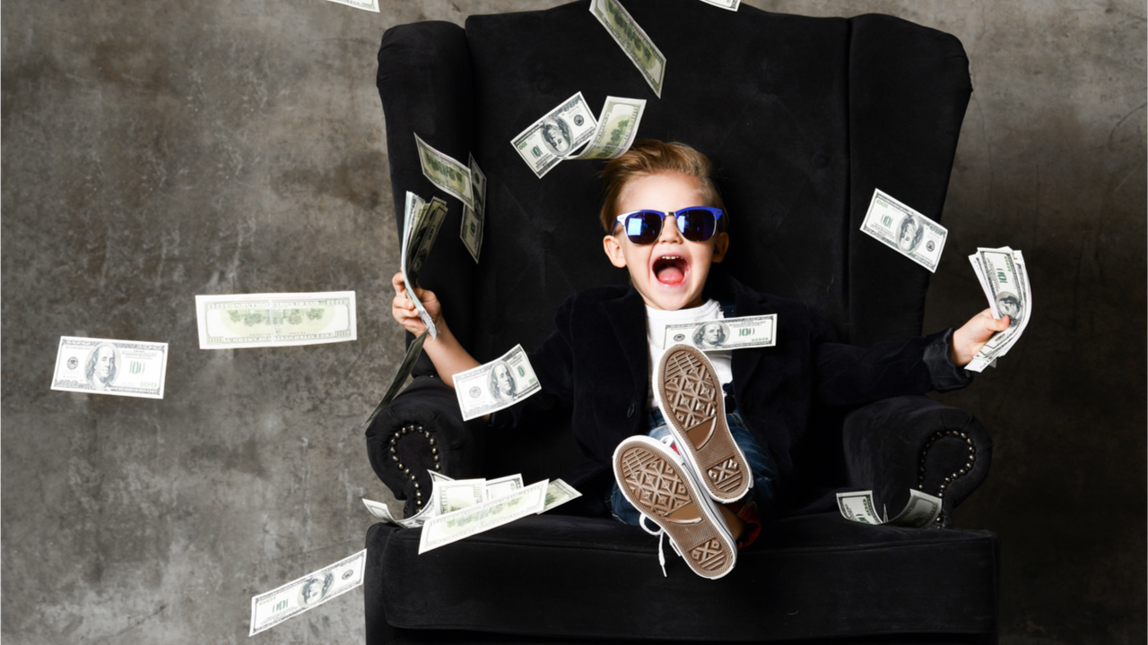 kleiner Junge schmeißt mit Dollarnoten um sich