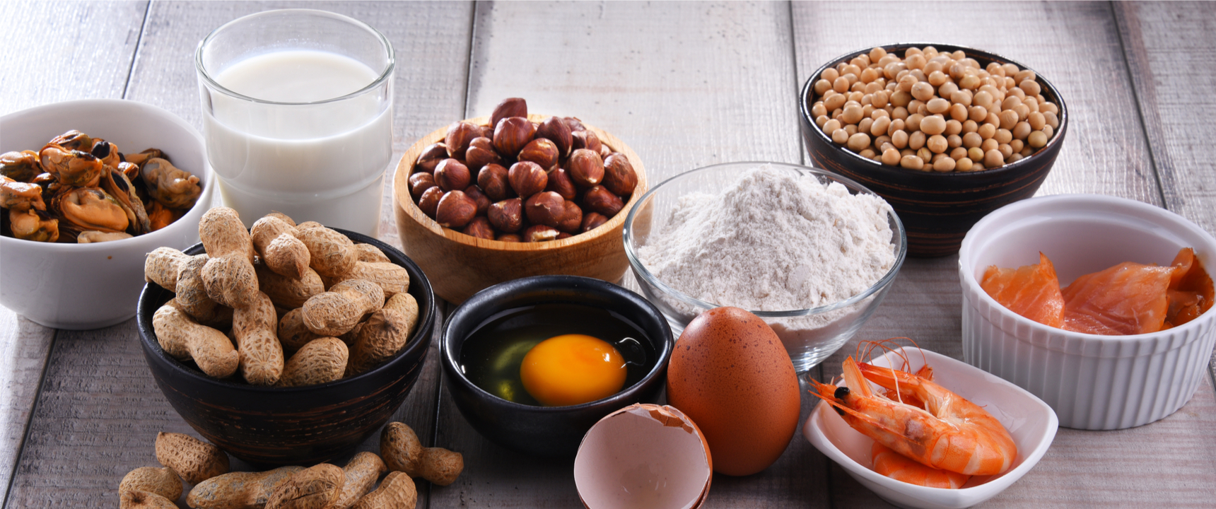 Lebensmittel wie Nüsse, Muscheln, Eier in Schälchen