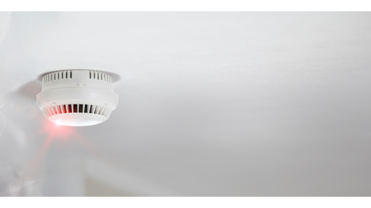 Rauchmelder an der Decke mit rotem Licht