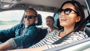 Familie sitzt im Auto und Mutter fährt