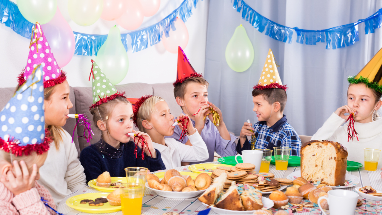 Kinder feiern Kindergeburtstag