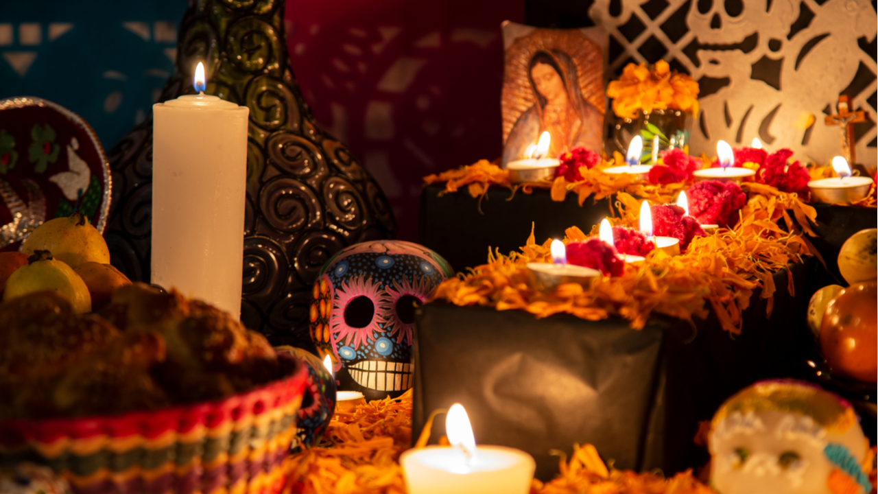 Kerzen und gruselige Maske auf einem Altar in Mexcio