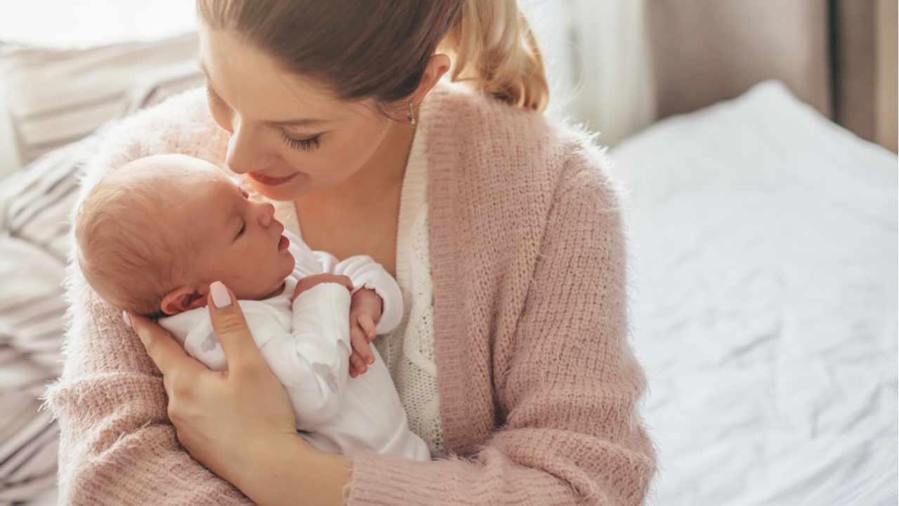 Junge Mutter hält ihr Baby auf dem Arm