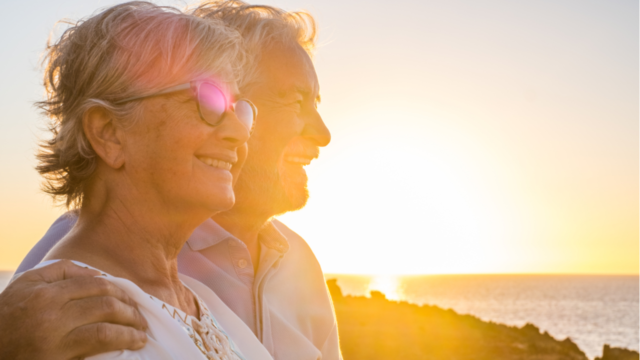 Rentner genießen den Sonnenuntergang am Meer
