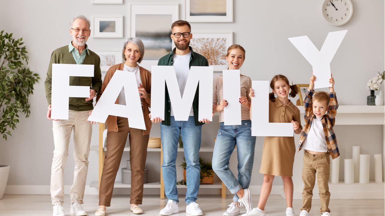 Familie hält Buchstaben mit der Aufschrift Family hoch