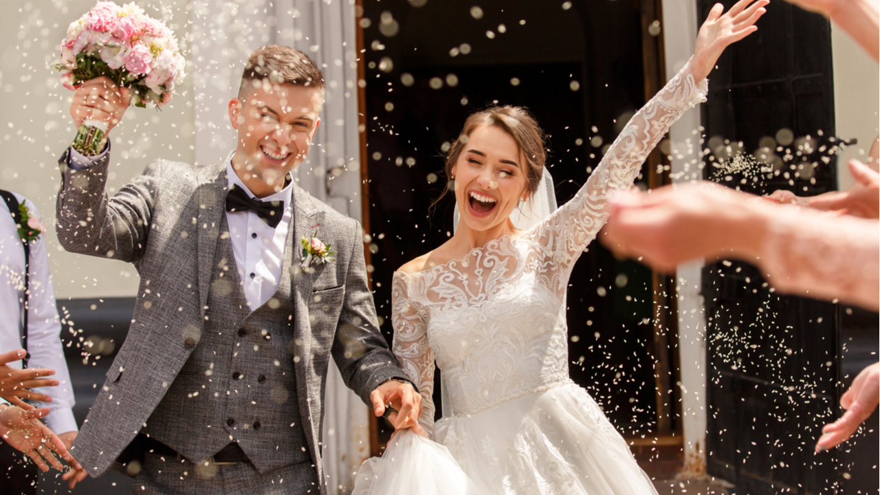 Hochzeitspaar jubelt nach der Hochzeit
