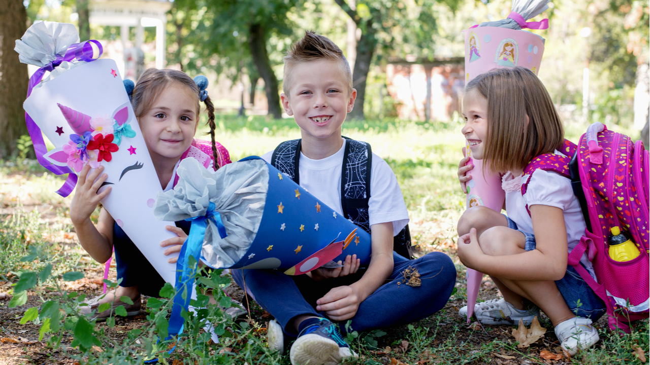 Kinder am ersten Schultag mit ihrer Schultüte