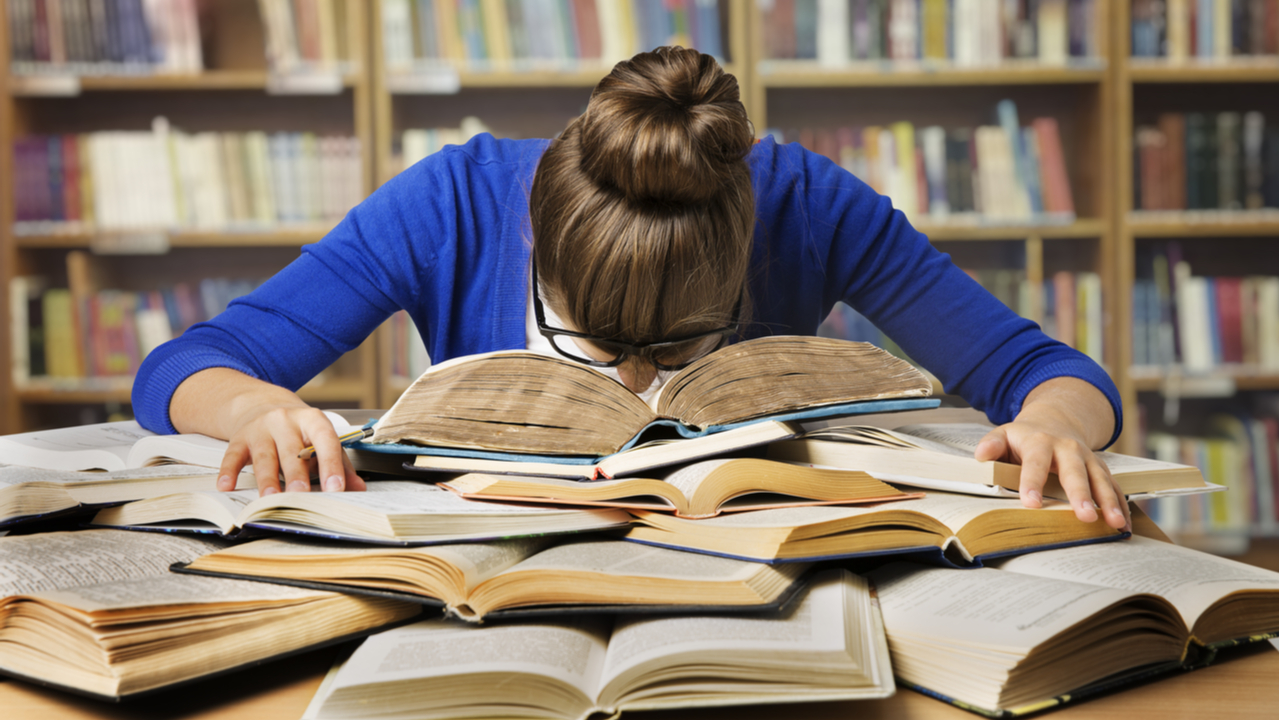 Frau versinkt in Büchern