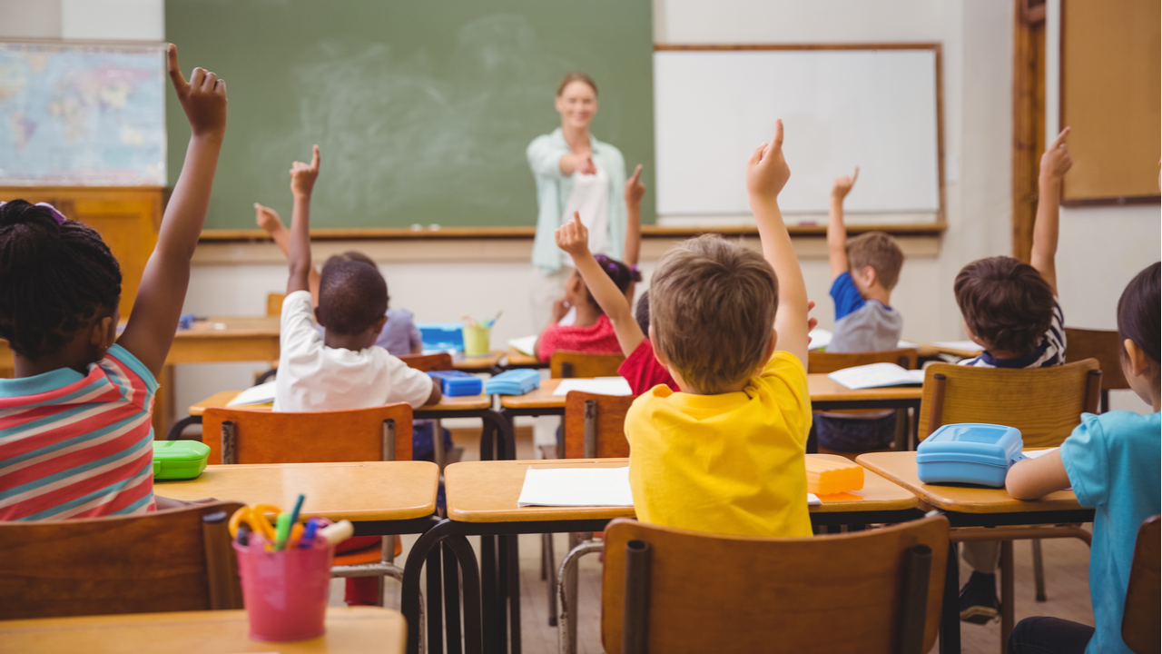Grundschul-klasse mit Leherin und Kindern