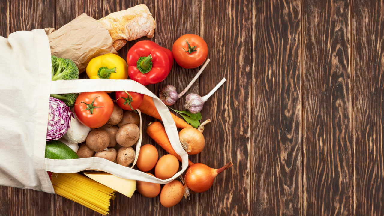 Gemüse und Obst in einer Stofftüte