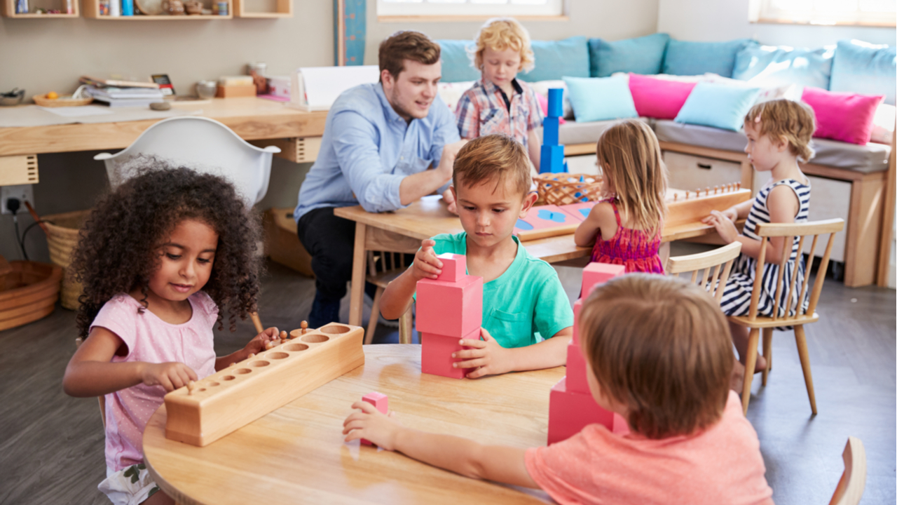 Kinderkrippe: kleine Kinder spielen