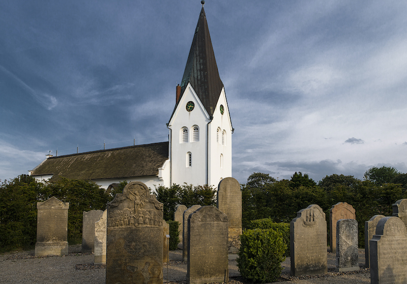Kirchturm auf Amrum vor blauem Himmel