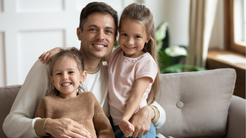 Vater mit zwei kleinen Kindern