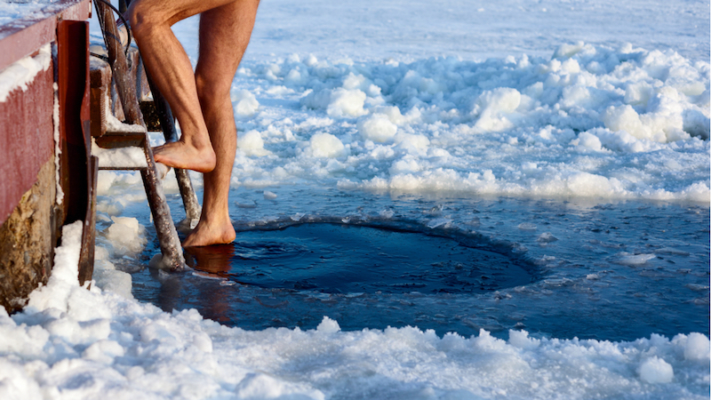 Mann steigt in Eisloch zum Baden