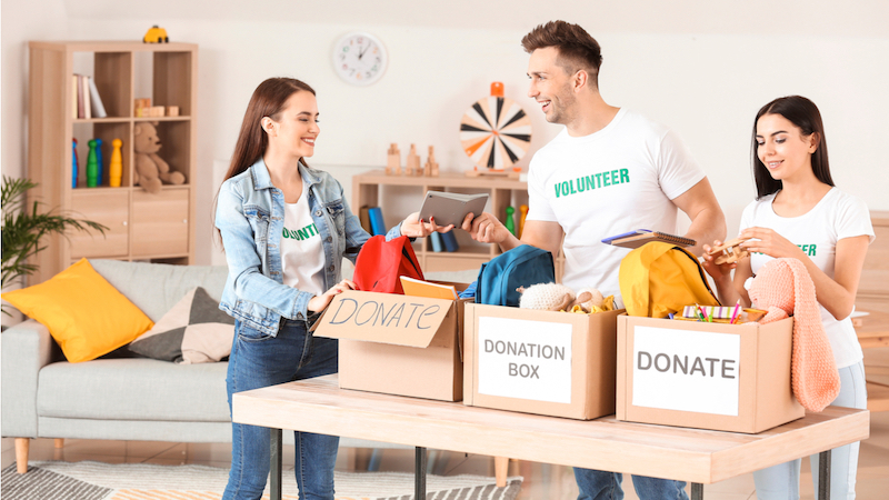 ehrenamtliche Mitarbeiter verteilen Geschenke