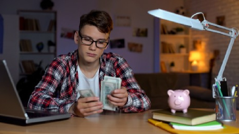 Schüler zählt Geldscheine