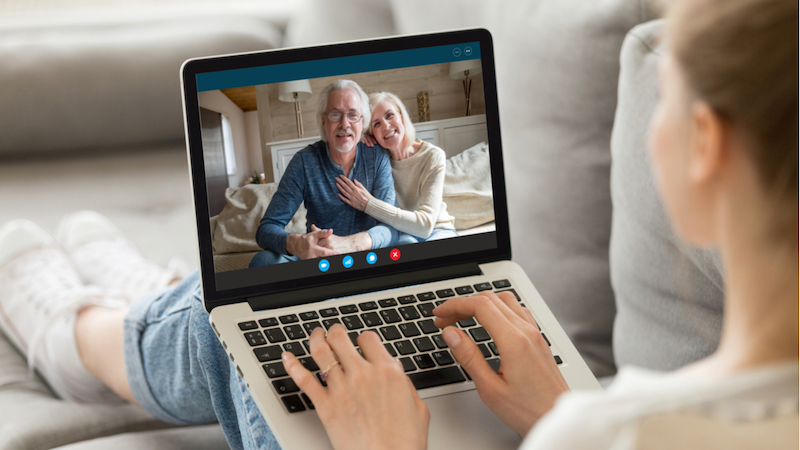 Videocall mit Rentnerpaar