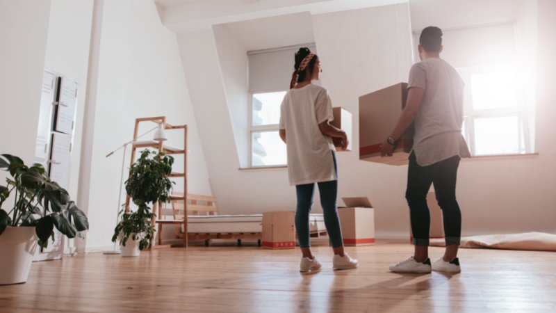 junges Paar mit Umzugskartons in der Wohnung