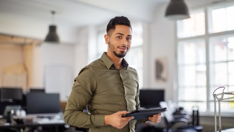 junger Mann mit Tablet in der Hand