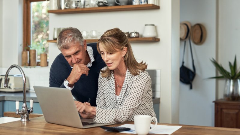 Paar informiert sich am Laptop über die Rente