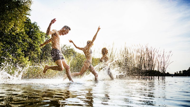 jugendliche rennen in den See