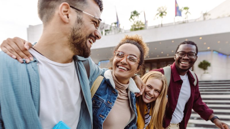 fröhliche Studenten lachen zusammen