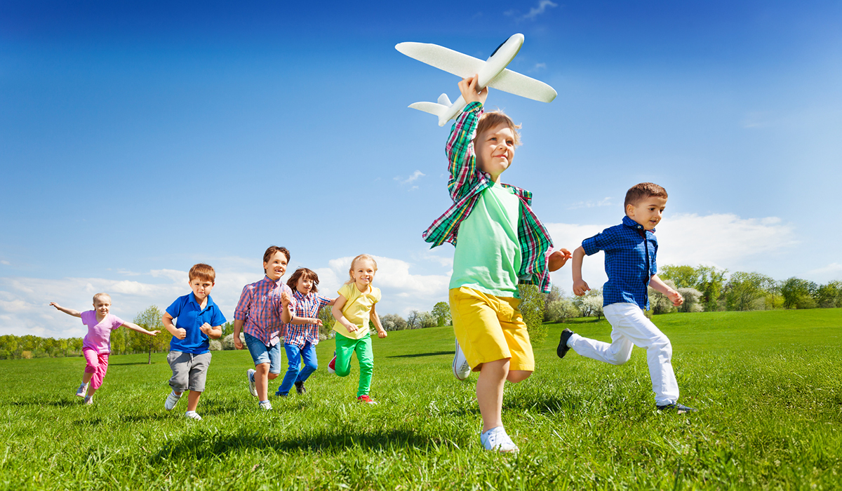 Motiv Kinder_Flugzeug_1200x700px Motiv Kinder_Flugzeug_1200x700px