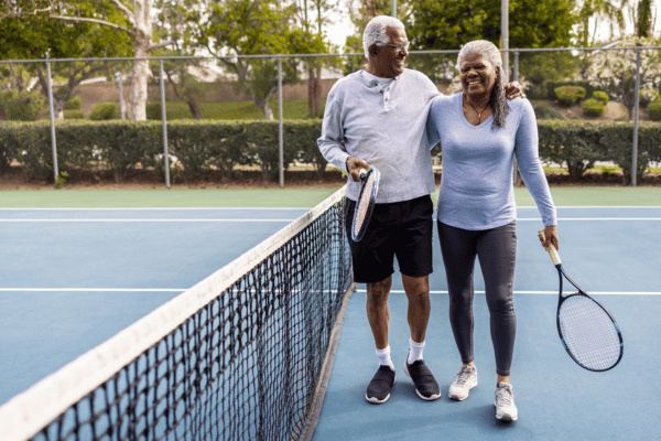 Paar genießt die Rente beim Tennis spielen