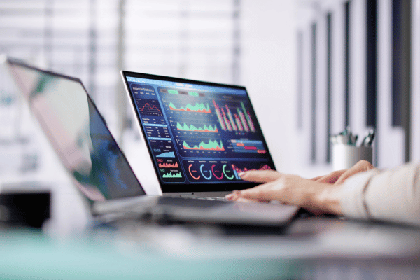 ratgeber-anlagestrategie-600-400 - LV 1871 Frau prüft Kursverläufe und Entwicklungen am Kapitalmarkt am Laptop