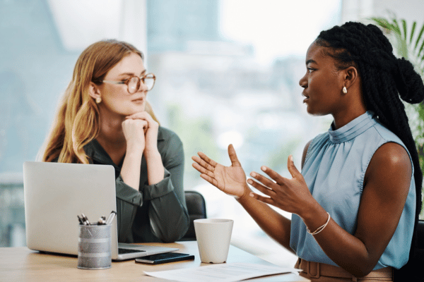 Zwei Frauen diskutieren Vor- und Nachteile eines Entnahmeplans im Vergleich zu einer Rentenversicherung