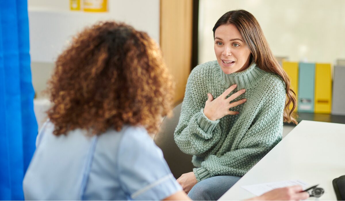Patientin bespricht mit Ärztin ihre Symptome