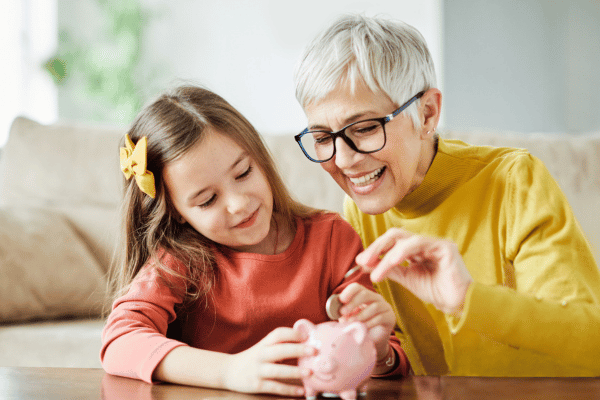Großmutter beim gemeinsamen Sparen mit Enkelin