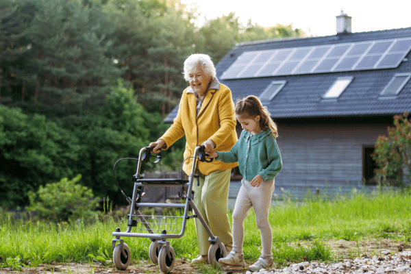 durchschnittliche-lebenserwartung-600-400 - LV 1871 Seniorin am Rollator beim Spaziergang mit Enkelin