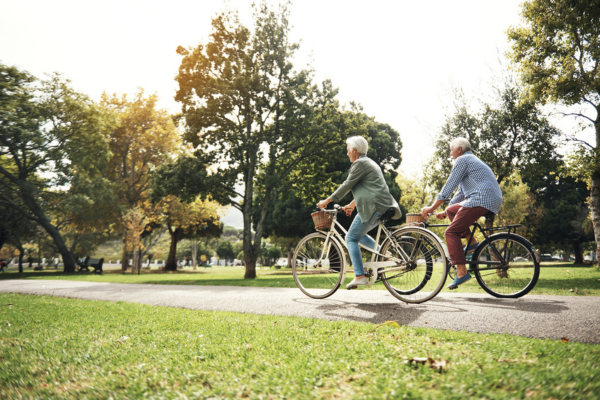 vorbereitung-fuer-den-ruhestand-600-400 - LV 1871 Älteres Ehepaar fährt mit dem Fahrrad durch einen Park
