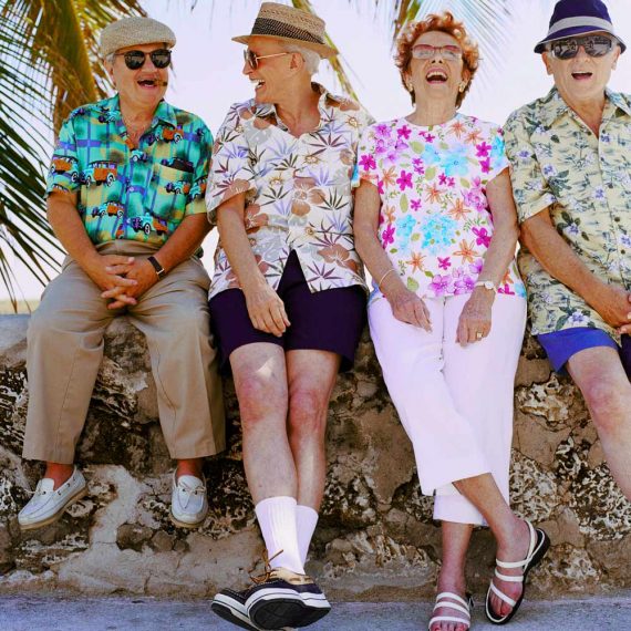 Vier lachende Rentner