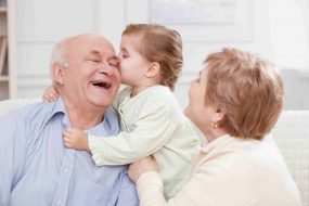 Großeltern mit Enkeltochter