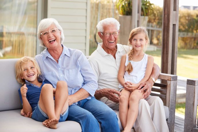 Großeltern mit Enkelkinder freuen sich und lachen
